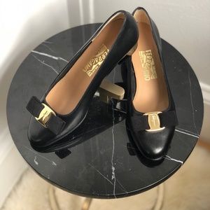 brand new Ferragamo Vara pump black sz 6